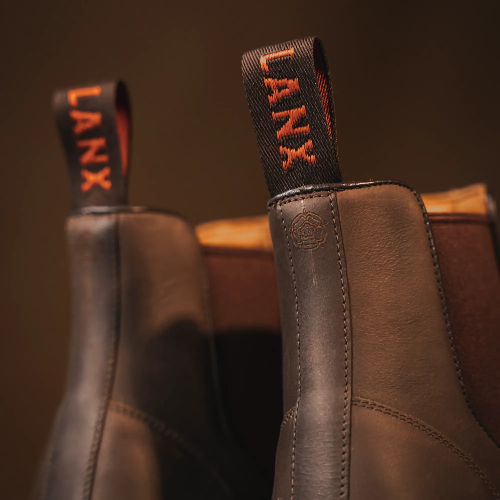 HOGHTON // BROWN DISTRESSED